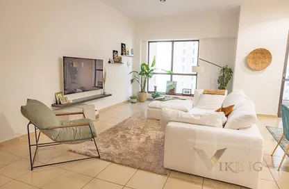 Living Room image for: Apartment - 3 Bedrooms - 3 Bathrooms for sale in Sadaf 2 - Sadaf - Jumeirah Beach Residence - Dubai, Image 1