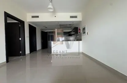 شقة - غرفة نوم - 2 حمامات للايجار في المساكن الحمراء - مدينة دبي الرياضية - دبي