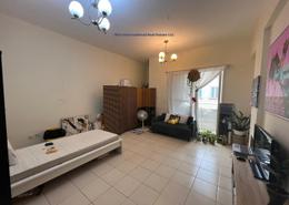 صورةغرفة المعيشة لـ: شقة - 1 غرفة نوم - 2 حمامات للكراء في اكس ١٧ - طراز إنجليزي - المدينة الدولية - دبي, صورة 1