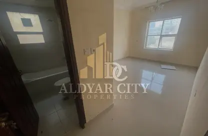 شقة - غرفة نوم - 2 حمامات للايجار في مساكن كورنيش عجمان - طريق كورنيش عجمان - عجمان