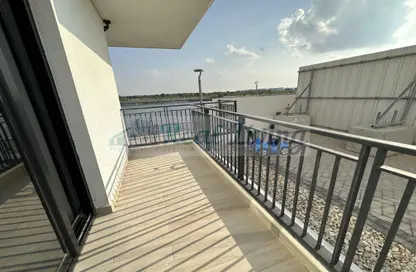 Balcony image for: Apartment - 3 Bedrooms - 4 Bathrooms for rent in Waters Edge - Yas Island - Abu Dhabi, Image 1