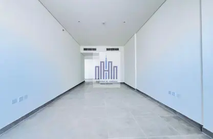 شقة - 2 غرف نوم - 3 حمامات للايجار في سراب 2 - الجادة - الشارقة