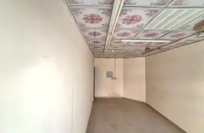 متجر - استوديو - 1 حمام للايجار في بناء النباعة - النبعة - الشرق - الشارقة