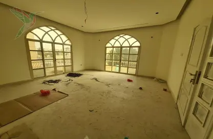 شقة - 3 غرف نوم - 3 حمامات للايجار في حي القلعة - الجهلي - العين