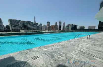 صورة لـ حوض سباحة شقة - غرفة نوم - 2 حمامات للبيع في بن غاطي كانال - الخليج التجاري - دبي ، صورة رقم 1