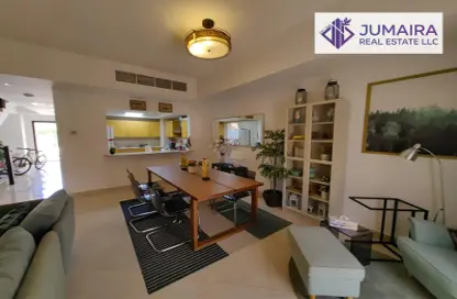 Living Room image for: Townhouse - 3 Bedrooms - 4 Bathrooms for sale in Bayti Townhouses - Al Hamra Village - Ras Al Khaimah, Image 1