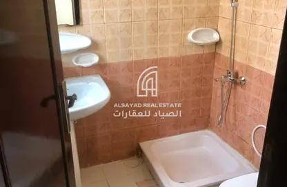 شقة - 1 حمام للايجار في بناء النباعة - النبعة - الشرق - الشارقة