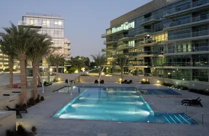 صورة لـ حوض سباحة شقة - 1 حمام للايجار في المراسي - البطين - أبوظبي ، صورة رقم 1