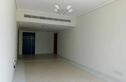 شقة - 2 غرف نوم - 2 حمامات للايجار في برج توينتي فرست سينشري - شارع الشيخ زايد - دبي شقة - 2 غرف نوم - 2 حمامات للايجار في برج توينتي فرست سينشري - شارع الشيخ زايد - دبي