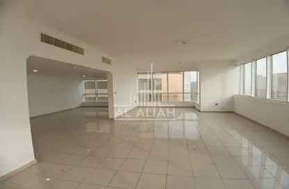 Empty Room image for: Apartment - 3 Bedrooms - 4 Bathrooms for rent in Khalidiya Centre - Cornich Al Khalidiya - Al Khalidiya - Abu Dhabi, Image 1