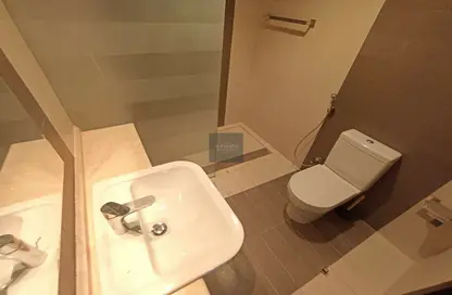 صورة لـ حمام شقة - غرفة نوم - 2 حمامات للايجار في الخالدية - أبوظبي ، صورة رقم 1