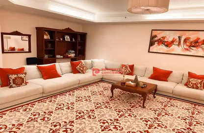 Living Room image for: Apartment - 4 Bedrooms - 5 Bathrooms for sale in Maurya - Grandeur Residences - Palm Jumeirah - Dubai, Image 1