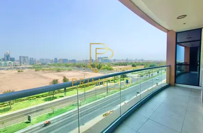 شقة - 2 غرف نوم - 4 حمامات للايجار في يونايتد سكوير - الخالدية - أبوظبي