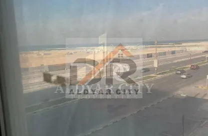 شقة - 2 غرف نوم - 2 حمامات للايجار في مساكن كورنيش عجمان - طريق كورنيش عجمان - عجمان