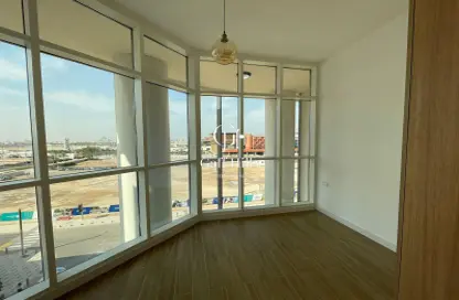 Empty Room image for: Duplex - 1 Bedroom - 2 Bathrooms for rent in Oasis 2 - Oasis Residences - Masdar City - Abu Dhabi, Image 1