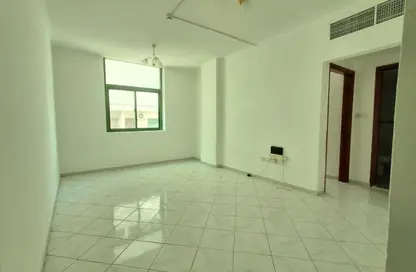 شقة - غرفة نوم - 1 حمام للايجار في بناء النباعة - النبعة - الشرق - الشارقة