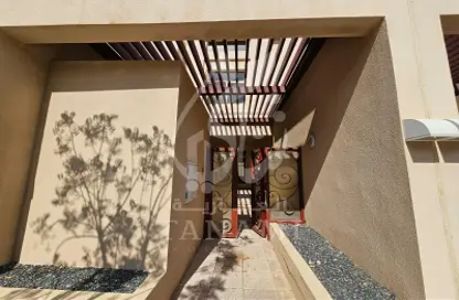 صورة لـ سلم فيلا - 3 غرف نوم - 4 حمامات للايجار في حدائق الجولف في الراحة - أبوظبي ، صورة رقم 1
