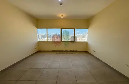 صورة لـ غرفة فارغة شقة - 2 غرف نوم - 2 حمامات للايجار في برج سولا - شارع النجدة - أبوظبي ، صورة رقم 1