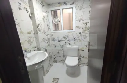 Bathroom image for: Apartment - 4 Bedrooms - 5 Bathrooms for rent in Al Falah Street - City Downtown - Abu Dhabi, Image 1
