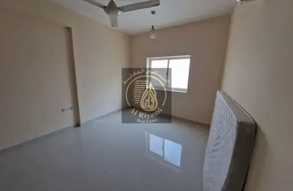 شقة - 1 حمام للايجار في طريق كورنيش عجمان - عجمان