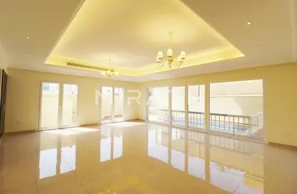Villa - 5 Bedrooms - 6 Bathrooms for rent in Jumeirah 1 Villas - Jumeirah 1 - Jumeirah - Dubai