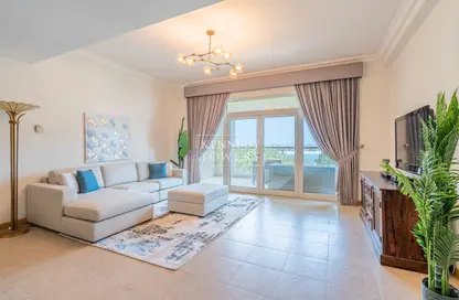 Living Room image for: Apartment - 1 Bedroom - 1 Bathroom for rent in Jash Falqa - Shoreline Apartments - Palm Jumeirah - Dubai, Image 1
