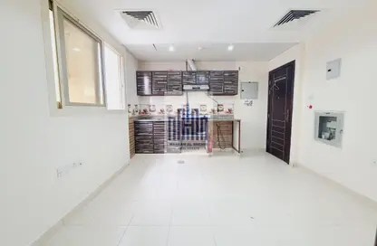 شقة - 1 حمام للايجار في طريق فاير ستاشن - مويلح - الشارقة شقة - 1 حمام للايجار في طريق فاير ستاشن - مويلح - الشارقة