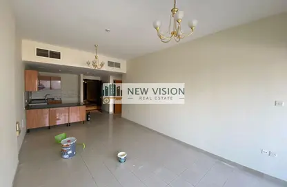 Apartment - 1 Bedroom - 1 Bathroom for rent in Yasmeen Tower - Al Majaz 2 - Al Majaz - Sharjah