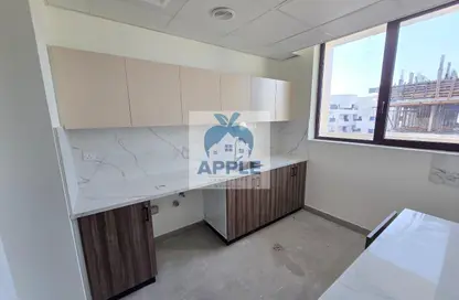 شقة - غرفة نوم - 2 حمامات للايجار في الزاهية - تجارية مويلح - الشارقة