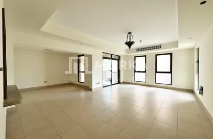 Empty Room image for: Apartment - 2 Bedrooms - 3 Bathrooms for sale in Zanzebeel - Old Town - Dubai, Image 1