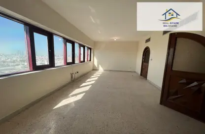 صورة لـ غرفة فارغة شقة - 2 غرف نوم - 2 حمامات للايجار في شارع المطار - أبوظبي ، صورة رقم 1