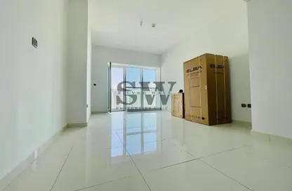 Empty Room image for: Apartment - 1 Bathroom for rent in Danat Tower A - Danat Towers - Muroor Area - Abu Dhabi, Image 1