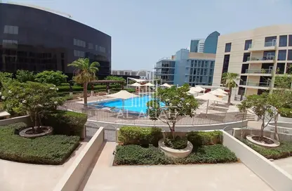 صورة لـ حوض سباحة شقة - 3 غرف نوم - 4 حمامات للايجار في بلوم مارينا - البطين - أبوظبي ، صورة رقم 1