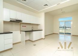 صورةمطبخ لـ: شقة - 1 غرفة نوم - 2 حمامات للبيع في بوابة بن غاطي - الجداف - دبي, صورة 1