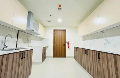 شقة - 2 غرف نوم - 3 حمامات للايجار في إيست فييليدج - الجادة - الشارقة