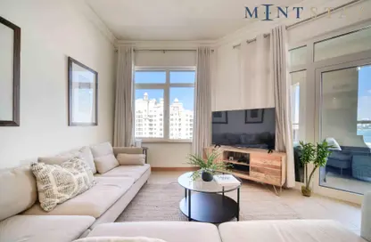 Living Room image for: Apartment - 3 Bedrooms - 2 Bathrooms for rent in Shoreline Apartments - Palm Jumeirah - Dubai, Image 1