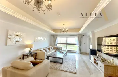 Living Room image for: Apartment - 1 Bedroom - 2 Bathrooms for sale in The Fairmont Palm Residence South - The Fairmont Palm Residences - Palm Jumeirah - Dubai, Image 1