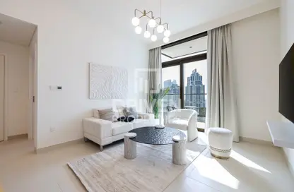 صورة لـ غرفة المعيشة شقة - غرفة نوم - 1 حمام للايجار في برج التاج - دبي وسط المدينة - دبي ، صورة رقم 1