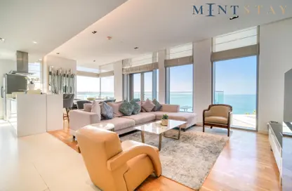 Living Room image for: Apartment - 3 Bedrooms - 3 Bathrooms for rent in Bluewaters Residences - Bluewaters - Dubai, Image 1