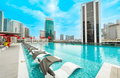 صورة لـ حوض سباحة شقة - غرفة نوم - 1 حمام للايجار في ماغ 318 - الخليج التجاري - دبي ، صورة رقم 1