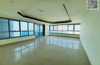 شقة - 2 غرف نوم - 2 حمامات للايجار في برج الكورنيش - طريق كورنيش عجمان - عجمان