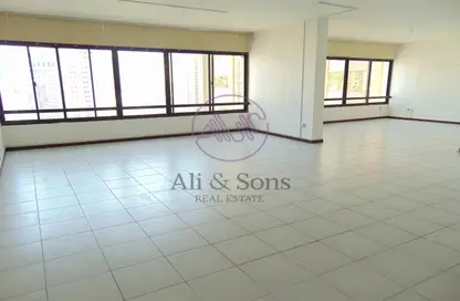 Empty Room image for: Apartment - 4 Bedrooms - 3 Bathrooms for rent in Tourist Club Area - Abu Dhabi, Image 1