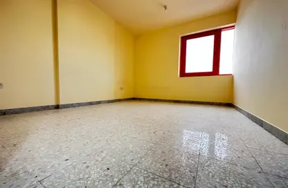 صورة لـ غرفة فارغة شقة - 2 غرف نوم - 2 حمامات للايجار في شارع المطار - أبوظبي ، صورة رقم 1
