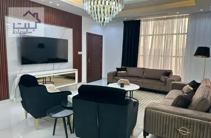 Living Room image for: Villa - 4 Bedrooms - 7 Bathrooms for rent in Al Yasmeen 1 - Al Yasmeen - Ajman, Image 1