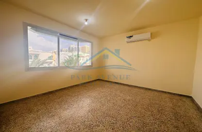 Empty Room image for: Apartment - 1 Bedroom - 1 Bathroom for rent in Madinat Zayed - Abu Dhabi, Image 1