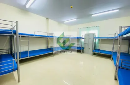 سكن عمال - استوديو - 8 حمامات للايجار في مصفح - أبوظبي