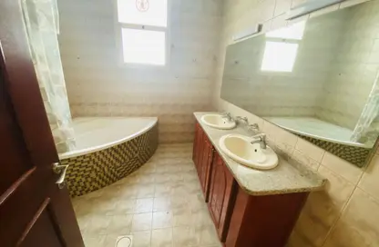 فيلا - 4 غرف نوم - 5 حمامات للايجار في منطقة الرفاعة - مغيدر - الشارقة