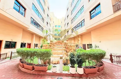 Apartment - 2 Bedrooms - 3 Bathrooms for rent in Al Karama Sqaure - Al Karama - Dubai