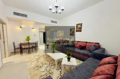 شقة - غرفة نوم - 2 حمامات للايجار في طريق كورنيش عجمان - عجمان