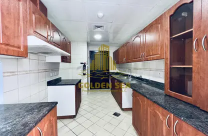 صورة لـ مطبخ شقة - 2 غرف نوم - 3 حمامات للايجار في الشارع الثاني - شارع المطار - أبوظبي ، صورة رقم 1